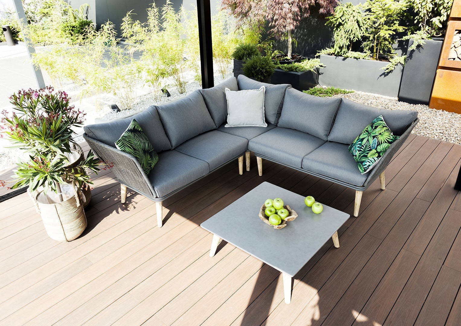 Kanapy ogrodowe – rozsiądź się wygodnie i odpocznij!
