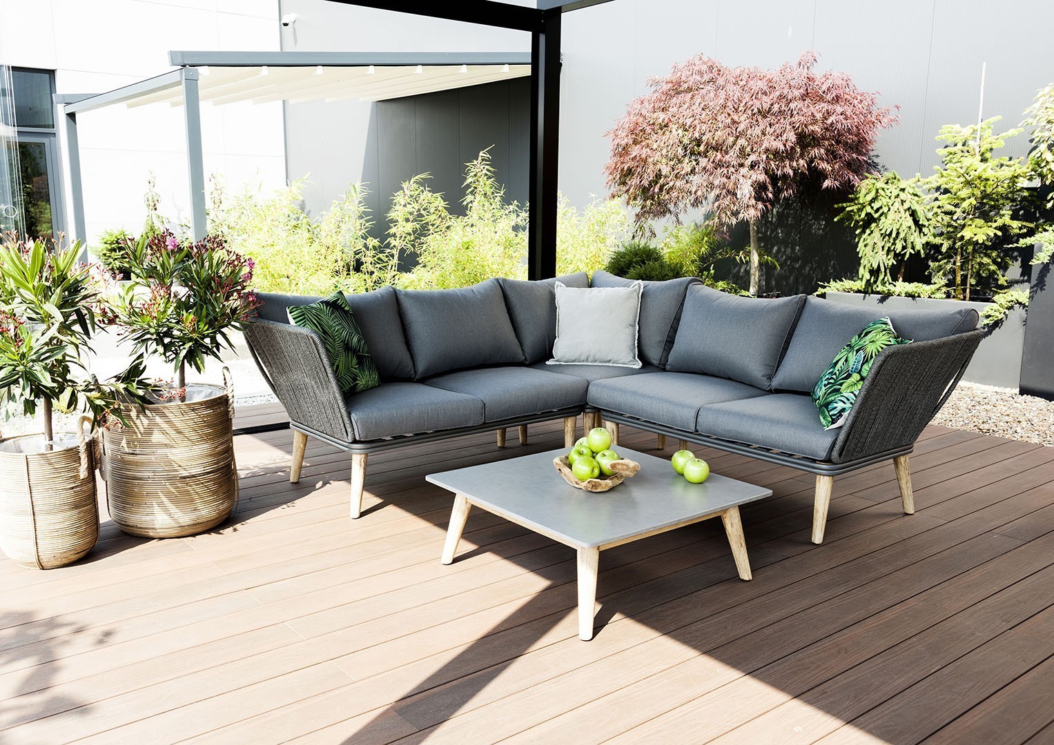 Kanapy ogrodowe – rozsiądź się wygodnie i odpocznij!