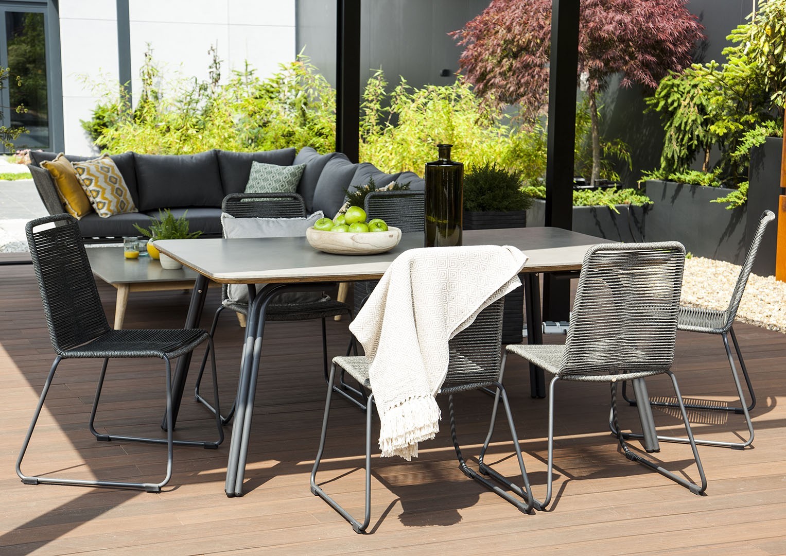 Krzesła i stolik na balkon – jaki komplet wybrać?